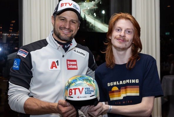 Skirennläufer Johannes Strolz präsentiert in Schladming gemeinsam mit Sascha, einem Künstler der Lebenshilfe Wien, einen speziell gestalteten Skihelm. Der gesamte Erlös kommt der Lebenshilfe Wien zugute.