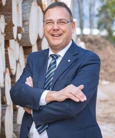 Michael_Pfeifer (CEO Pfeifer Group) trägt einen Anzug und steht im Wald