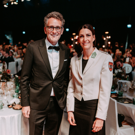 BTV-Vorstandsvorsitzender Gerhard Burtscher und die Skeletonpilotin Janine Flock posieren im Rahmen der Auszeichnung „Österreichs Sportlerin des Jahres“ für ein gemeinsames Foto.