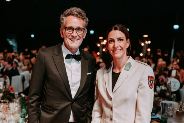 BTV-Vorstandsvorsitzender Gerhard Burtscher und die Skeletonpilotin Janine Flock posieren im Rahmen der Auszeichnung „Österreichs Sportlerin des Jahres“ für ein gemeinsames Foto.
