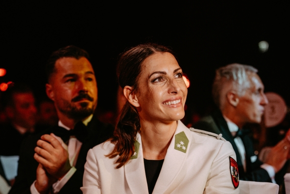 Skeletonpilotin Janine Flock sitzt im Rahmen der Auszeichnung „Österreichs Sportlerin des Jahres 2026“ an einem Galatisch und blickt in die Kamera.