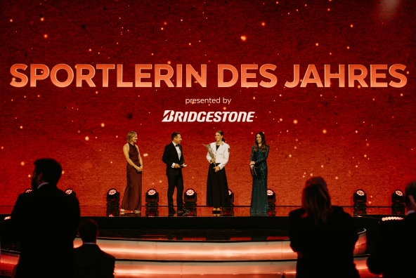 Die Skeletonpilotin Janine Flock und Skiläuferin Marlies Raich stehen auf der Bühne im Rahmen der Auszeichnung „Österreichs Sportlerin des Jahres“ 2026 .