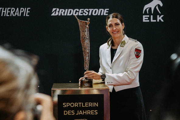 Die Skeletonpilotin Janine Flock posiert mit ihrem Pokal im Rahmen der Auszeichnung „Österreichs Sportlerin des Jahres“ 2026 .