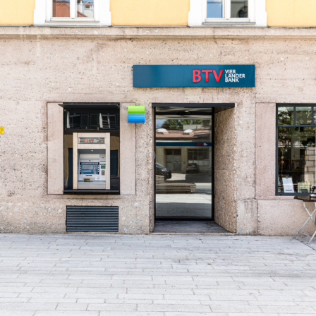 Außenansicht der BTV Bank Filiale Wilten in der Leopoldstraße 31 in Innsbruck mit Bankomat neben der Eingangstür