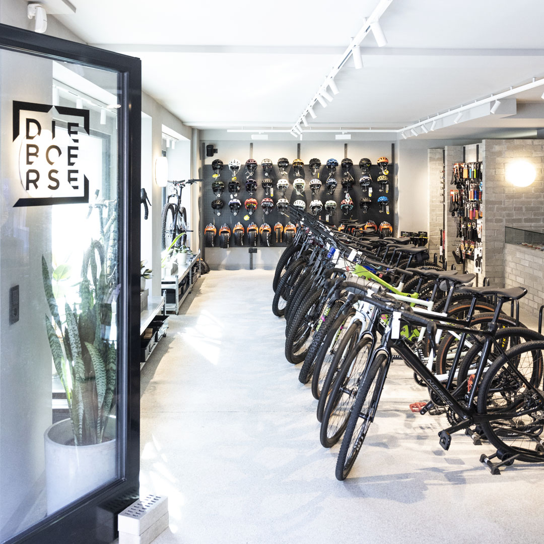 Blick ins Geschäft "Die Boerse" mit Fahrrädern und Equipment